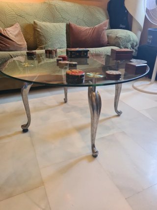 Sofá verde y mesa de centro