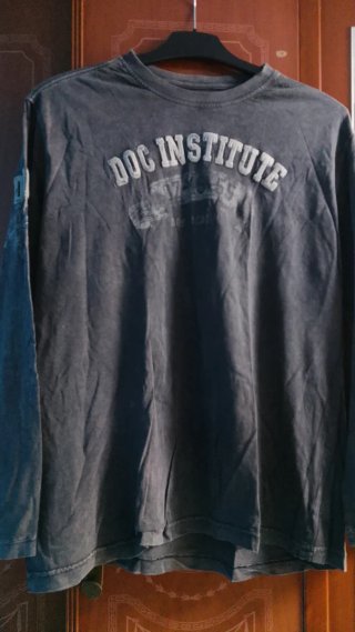Camiseta gris manga larga DOC INSTITUTE