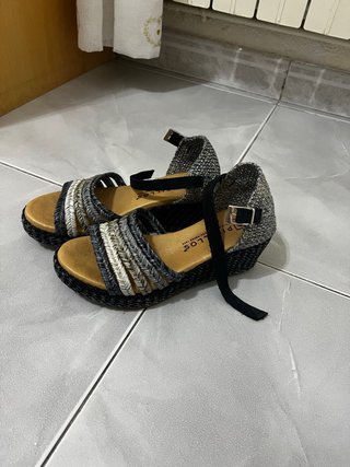 Sandalias de cuña con tiras tejidas