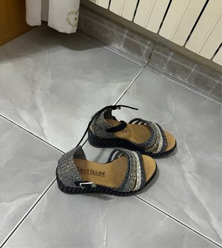 Sandalias de cuña con tiras tejidas