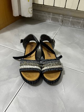 Sandalias de cuña con tiras tejidas