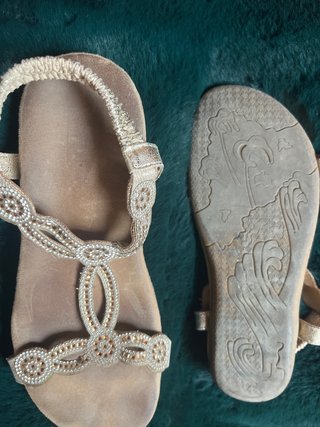 Sandalias doradas con pedrería