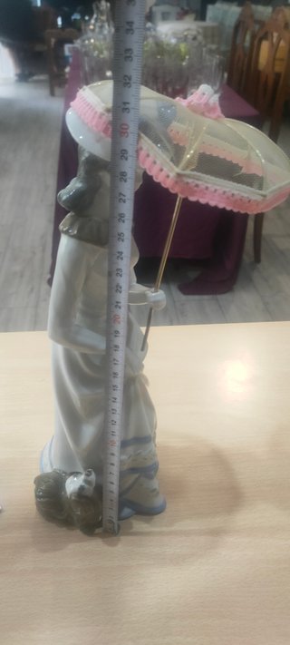 Figura dama con perro Sanbo