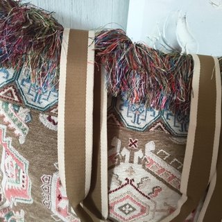 Bolso de playa con flecos y tirantes