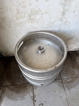 Barriles de cerveza con grifo