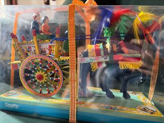 Carruaje típico decorado con figuras y caballo