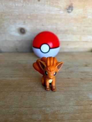 Figura Vulpix con Pokeball. Oficial