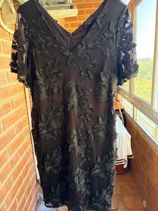 Vestido con transparencias y encajes