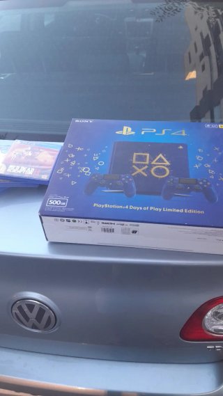 PS4 (PlayStation 4) con 3 juegos y 2 mandos