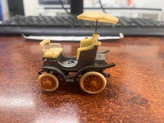 Coche de Juguete Antiguo con Sombrilla