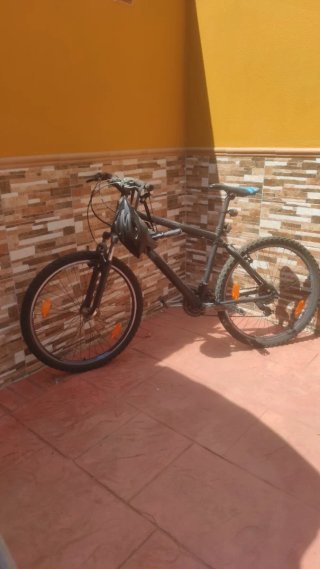 Bicicleta de Montaña Negra con Accesorios