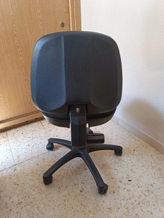 Silla de oficina negra