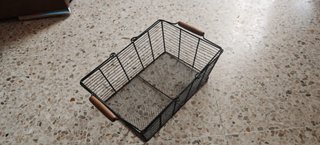 Cesta metálica vintage con asas de madera.