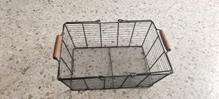 Cesta metálica vintage con asas de madera.