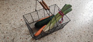 Cesta metálica vintage con asas de madera.
