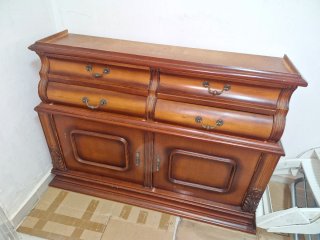 Mueble de madera marrón