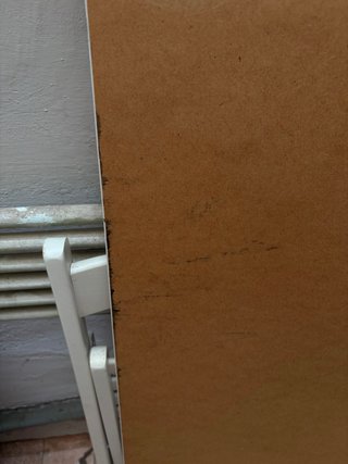 Mesa de escritorio de madera y metal