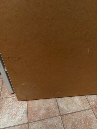 Mesa de escritorio de madera y metal