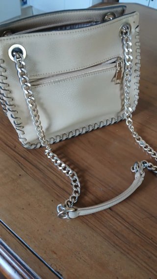 Bolso de mano beige con cadena color dorada