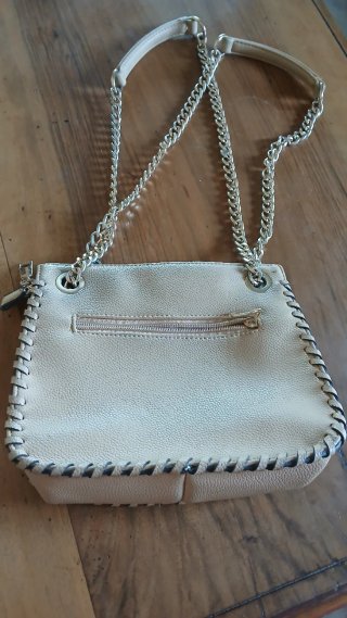 Bolso de mano beige con cadena color dorada
