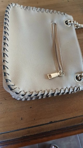 Bolso de mano beige con cadena color dorada