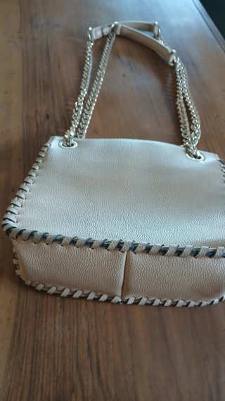 Bolso de mano beige con cadena color dorada