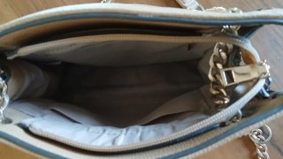 Bolso de mano beige con cadena color dorada
