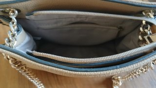 Bolso de mano beige con cadena color dorada