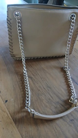 Bolso de mano beige con cadena color dorada