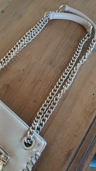 Bolso de mano beige con cadena color dorada