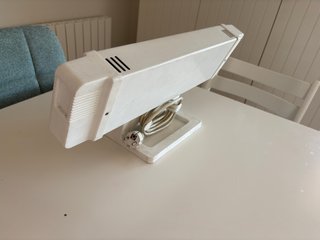 Radiador eléctrico blanco, muy útil para el baño