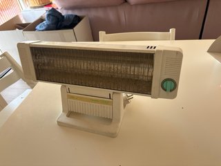 Radiador eléctrico blanco, muy útil para el baño