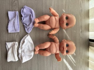 Lote de 2 muñecos bebé con gorrito y toalla