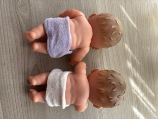 Lote de 2 muñecos bebé con gorrito y toalla