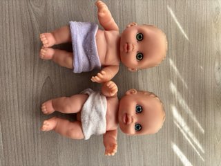 Lote de 2 muñecos bebé con gorrito y toalla
