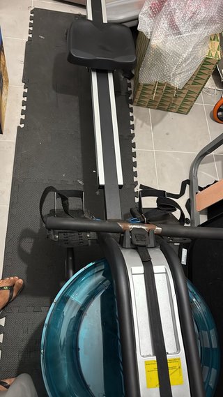 Máquina de remo de agua negra BH FITNESS R370