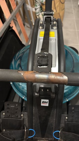 Máquina de remo de agua negra BH FITNESS R370