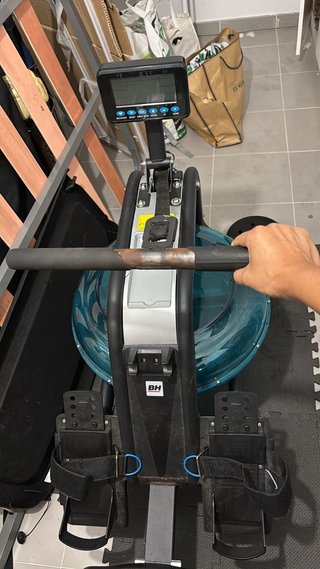 Máquina de remo de agua negra BH FITNESS R370