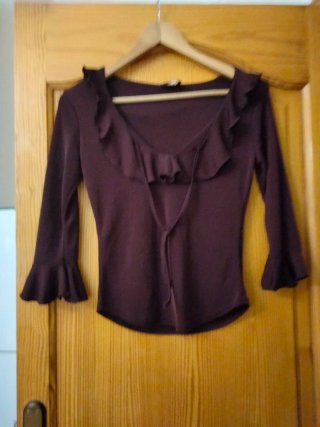 Blusa morada con volantes