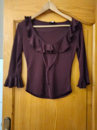 Blusa morada con volantes