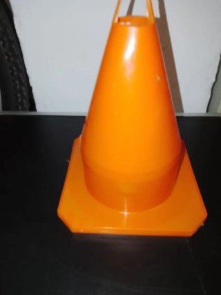 Juego infantil con aros y cono naranja
