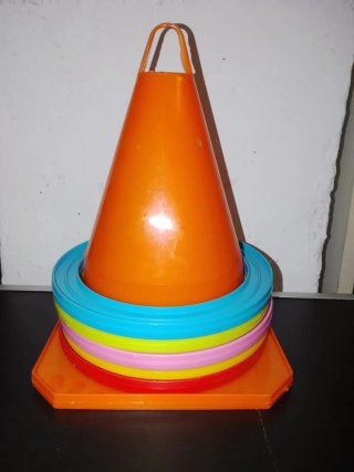 Juego infantil con aros y cono naranja