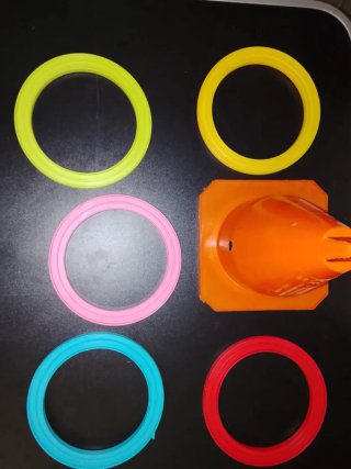 Juego infantil con aros y cono naranja