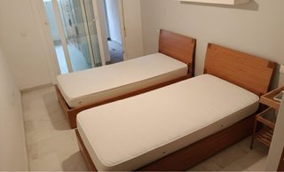 Cama de madera con colchón