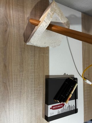 Lámpara flexo vintage artesanal de madera y piedra