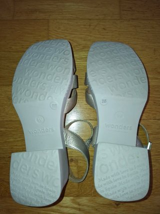 Sandalias Wonders doradas plataforma T.35