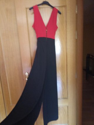 Mono rojo y negro elegante