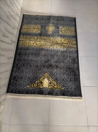 Alfombra decorativa tela negra y dorada