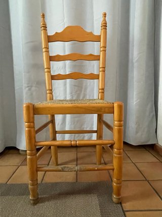 Silla de balca de madera y yute