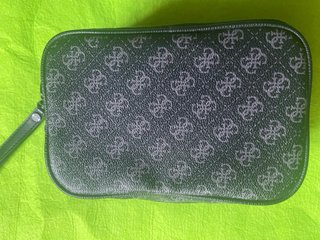 Neceser Guess Negro Estampado. Caballero.
